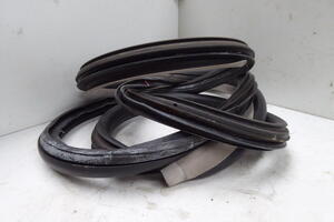 USZCZELKA DRZWI TYŁ LEWA