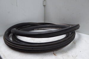 USZCZELKA DRZWI PRZÓD LEWA