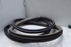 USZCZELKA DRZWI PRZÓD LEWA