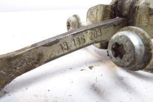 OGRANICZNIK DRZWI TYŁ PRAWY = LEWY