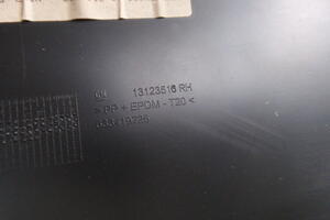 BOCZEK TAPICERKA DRZWI PRZÓD PRAWY