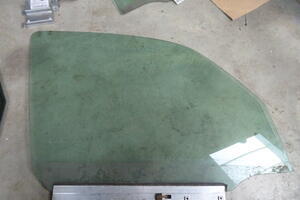 SZYBA DRZWI PRZÓD PRAWA