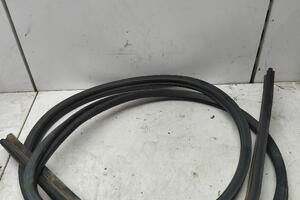 USZCZELKA DRZWI PRZÓD LEWA