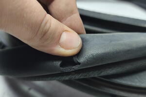 USZCZELKA DRZWI TYŁ LEWA