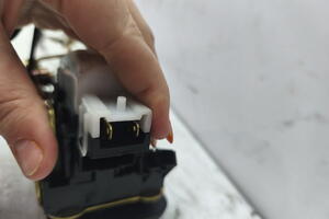 ZAMEK DRZWI PRZÓD LEWY