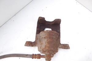 ZACISK HAMULCOWY TYŁ LEWY