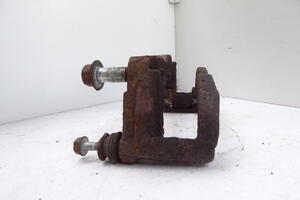 JARZMO RAMKA ZACISKU PRZÓD LEWY