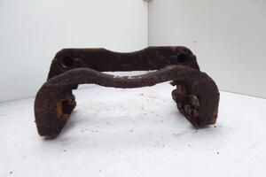 JARZMO RAMKA ZACISKU PRZÓD LEWY