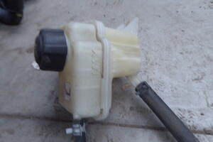 ZBIORNICZEK WYRÓWNAWCZY CHŁODZENIA WODY PŁYNU