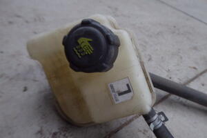 ZBIORNICZEK WYRÓWNAWCZY CHŁODZENIA WODY PŁYNU